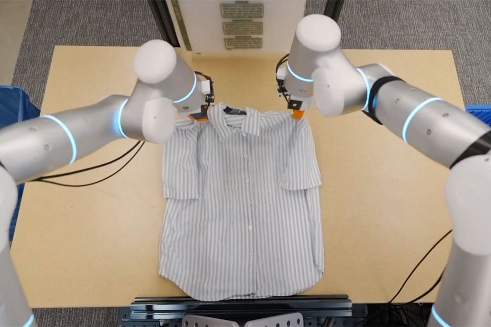 artificial intelligent robot folding clothes